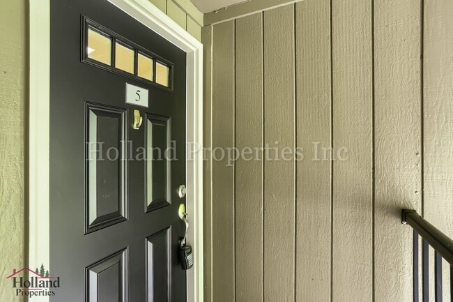 Building Photo - 2BR Portland Home | Skylight, Wood Fireplace & Screened Porch