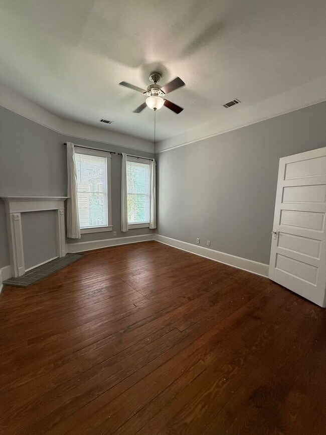 Building Photo - Charming 2-Bedroom Downtown Savannah Home