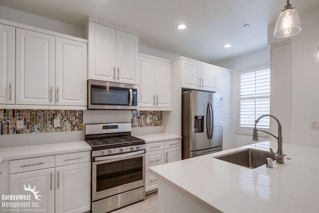 Building Photo - Stunning 3Bdm 2.5Ba Home in the Heart of I...