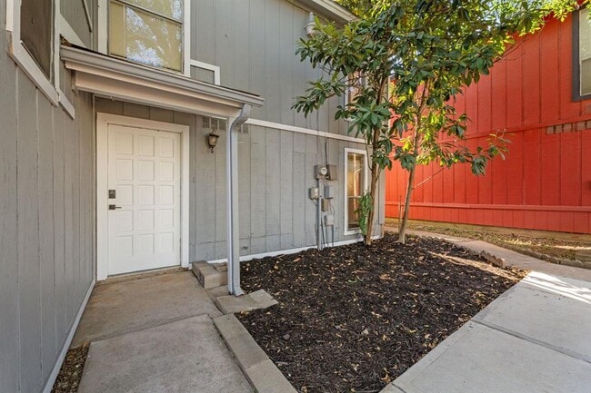 Building Photo - 4813 Yucca Hill Dr