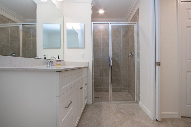Building Photo - Riverfront Condo - 2 bed - 2 bath for rent