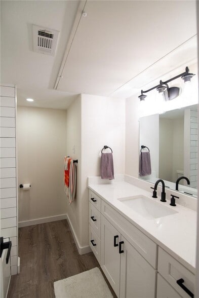 Building Photo - 1601 Faro Dr