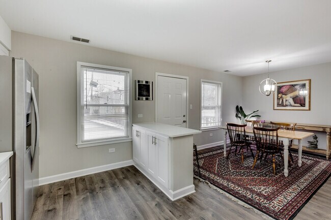 Building Photo - 226 S Hoyne Ave