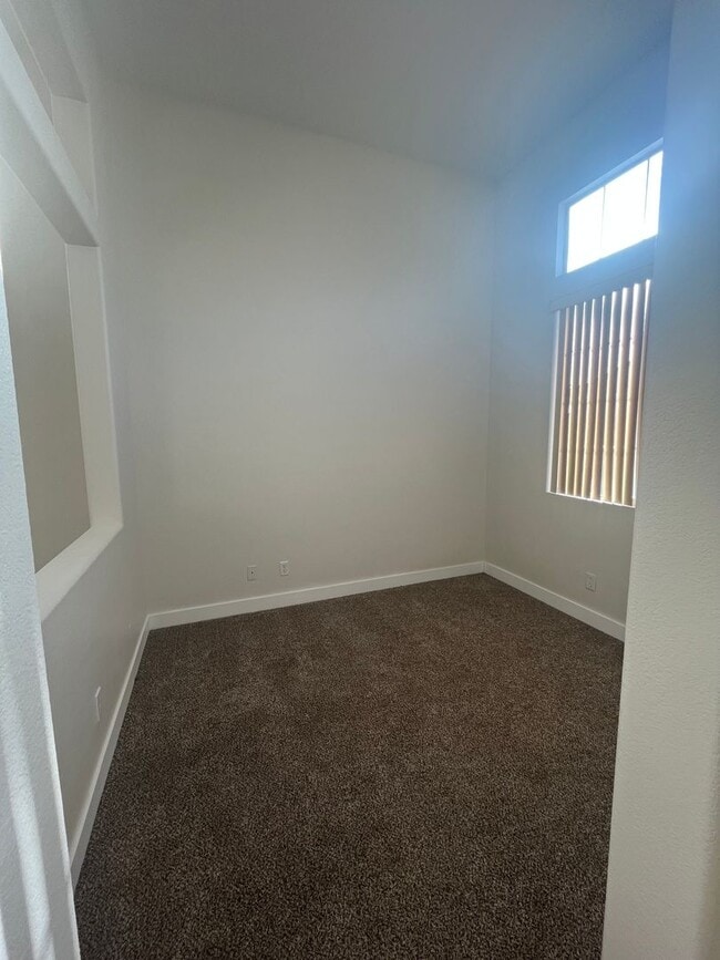 Building Photo - single story, 3 bed, 2 bath, 2 car garage in gated community in Summerlin