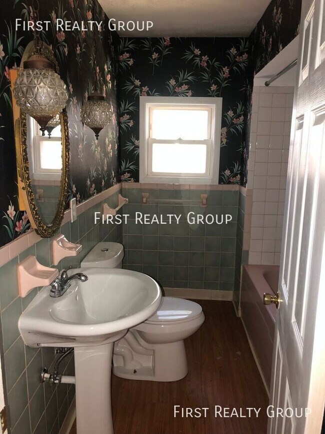 Building Photo - 330 Verona Rd