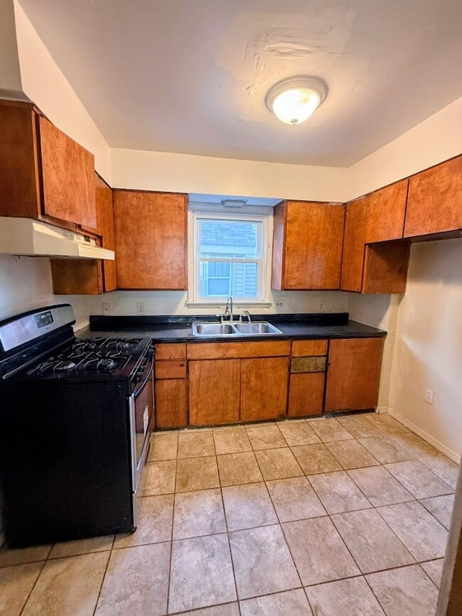 Building Photo - Four bedroom one bathroom single family home for rent