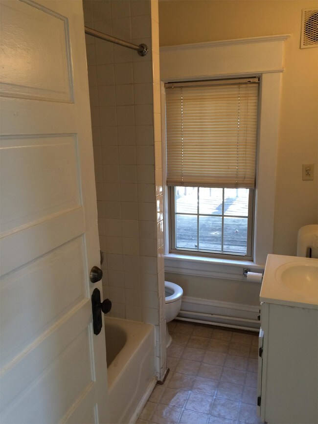 Building Photo - 1622 Hamilton Terrace SE