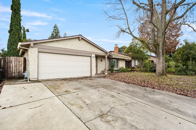 Building Photo - AVAILABLE NOW - CITRUS HEIGHTS 3 BEDROOM 2...