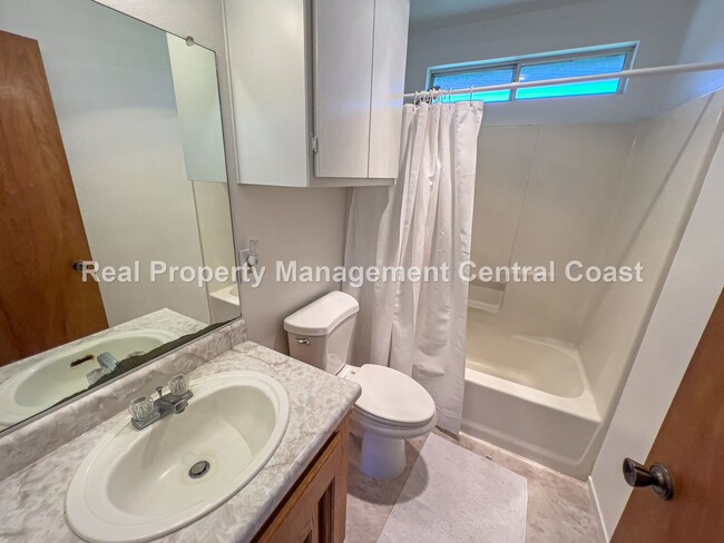 Building Photo - AVAILABLE NOW - Spacious Country Home in S...