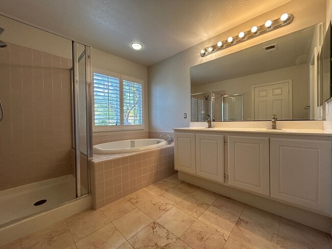 Building Photo - Beautiful 4 Bed 3 Bath Fullerton Home with Office