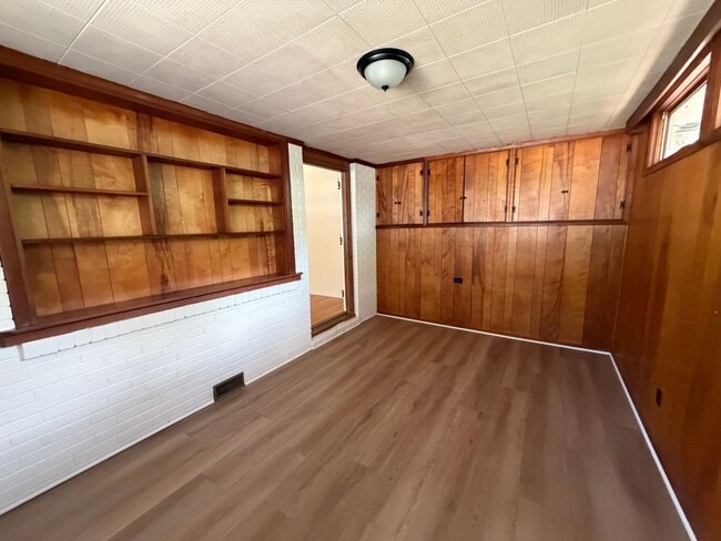 Building Photo - Classic 3BR/2BA Mid-Century Ranch on Ridge Road