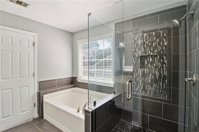 Building Photo - 2011 Chelton Way SE