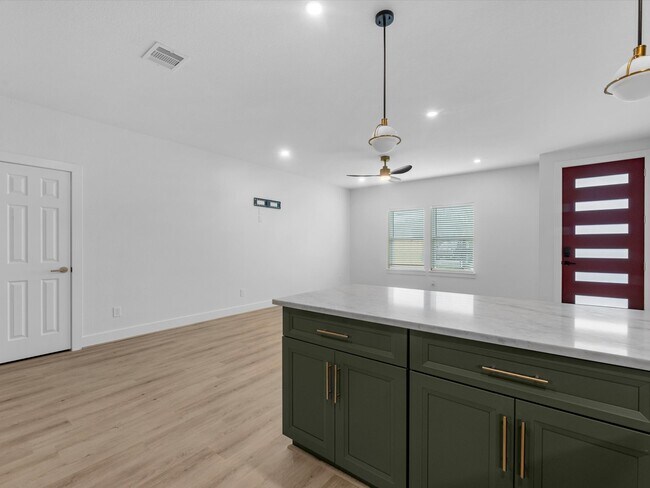 Building Photo - 900 Lucky St