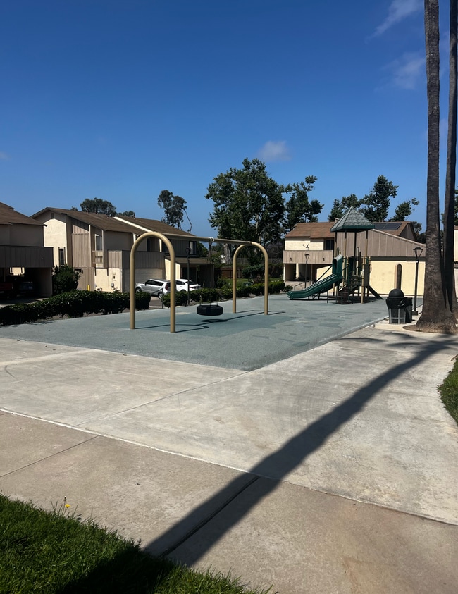Building Photo - 3BR/2.5BA Two Story Condo Available