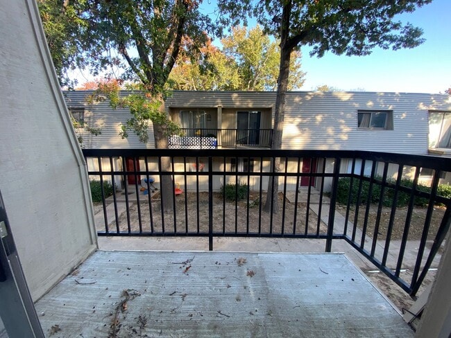 Building Photo - Charming 2 Bedroom, 2.5 Bath Condo, Move-In Ready! Step into this beautifully maintained condo fe...