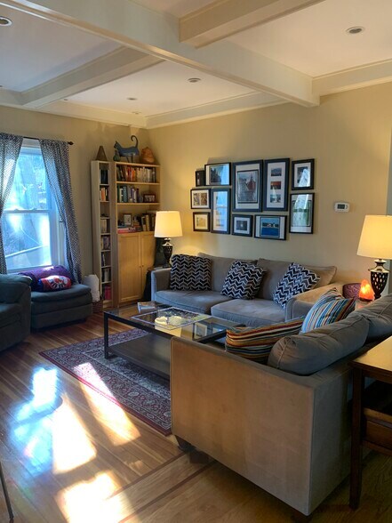Living room - 23 Rowe St