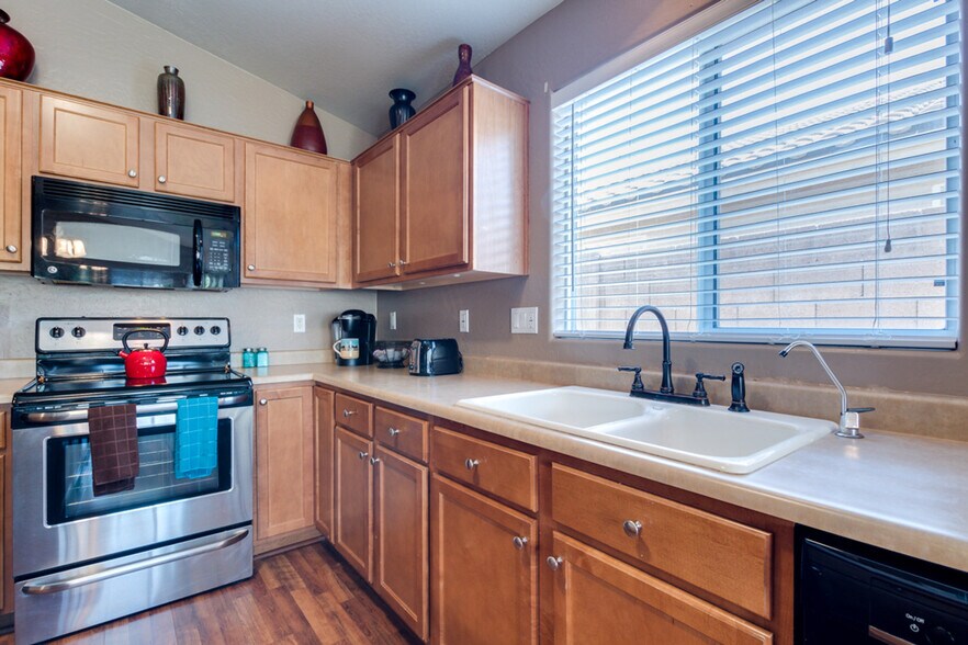 Building Photo - 44342 Palmen Dr