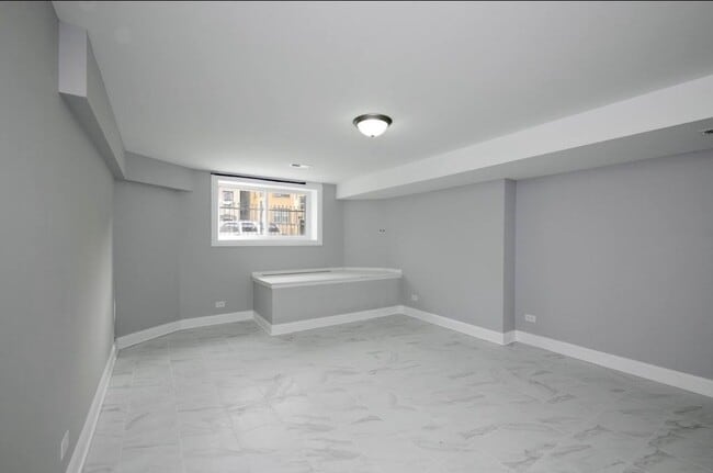 Building Photo - 6322 N Francisco Ave