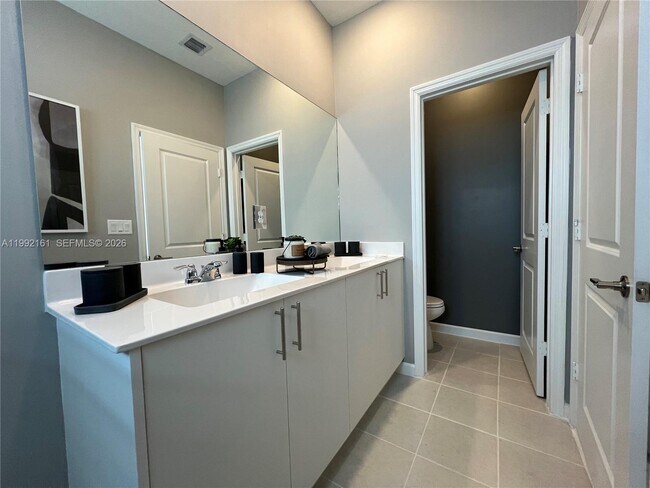 Building Photo - 680 SE 13th Ct