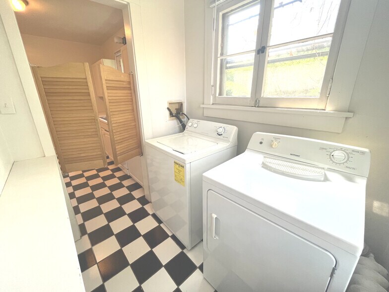 Building Photo - 2533 N Lake Dr