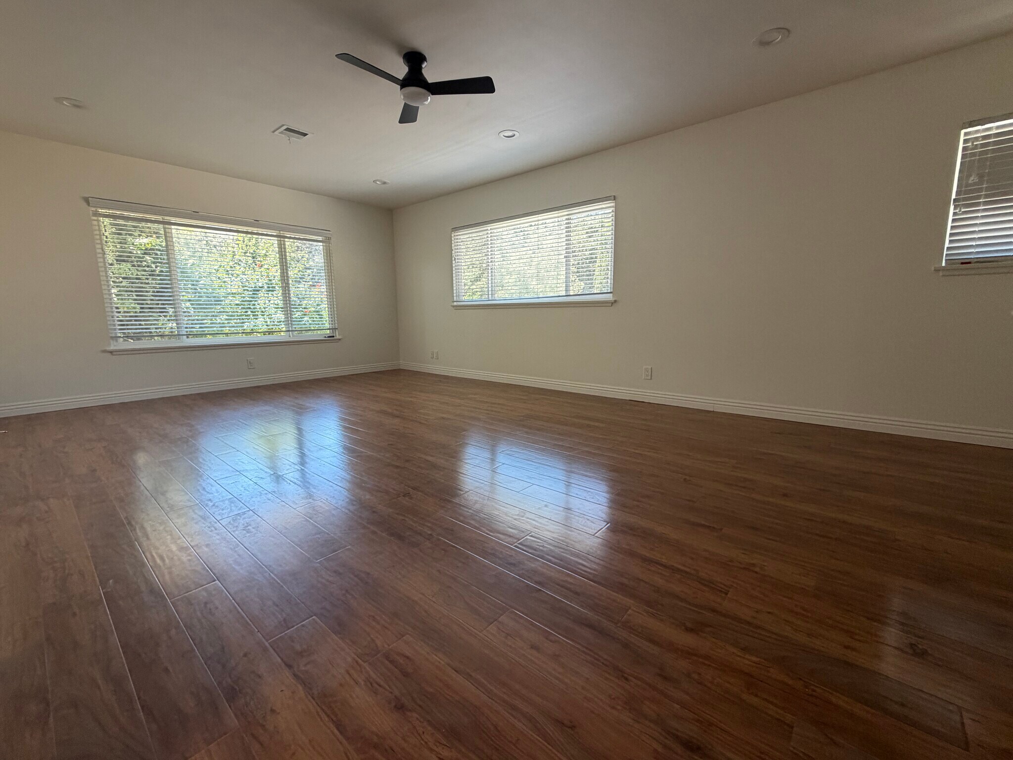 Living room - 3052 Honolulu Ave