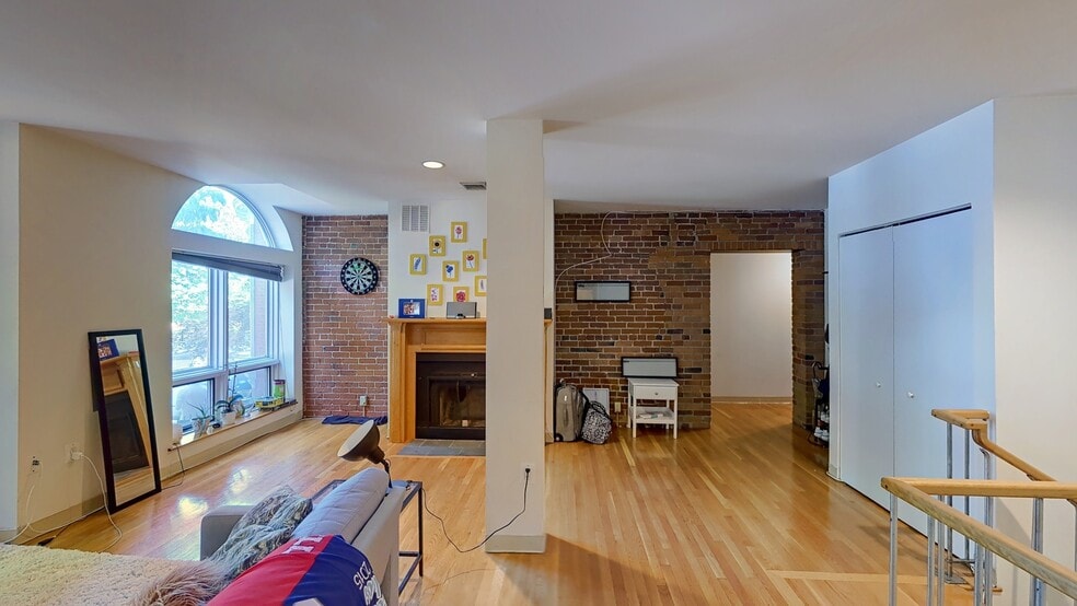 Building Photo - 84 Gainsborough St