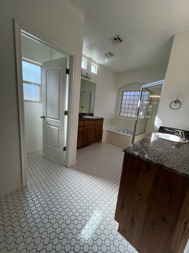 Building Photo - "Spacious 5-Bedroom Oasis with 3 Full Baths in Beautiful St. George – 2,998 Sq. Ft. of Comfort!"