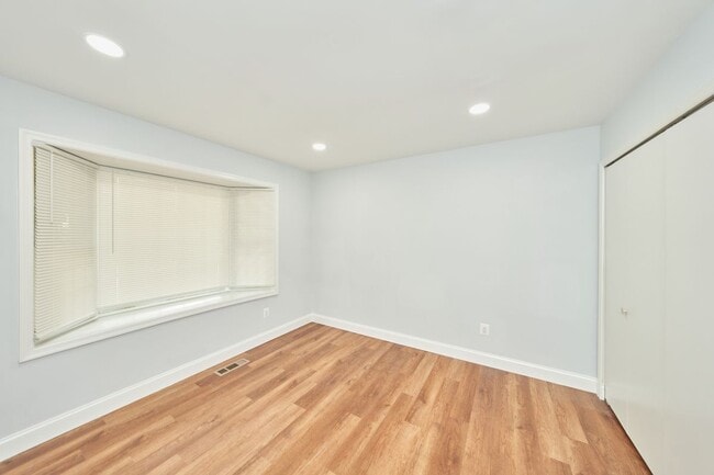 Building Photo - 9900 Kingsbridge Dr