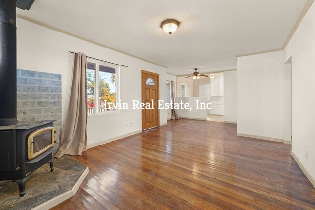 Building Photo - A charming 2-bedroom, 1-bathroom home with...