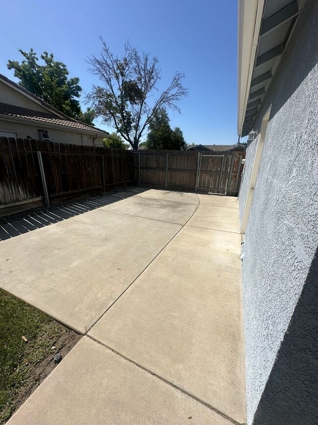 Building Photo - Remodeled 4 Bedroom 2 Bathroom in Stonecrest