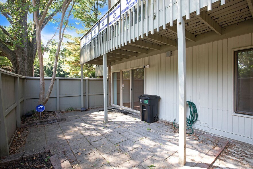 huge private patio - 5224 Pooks Hill Rd