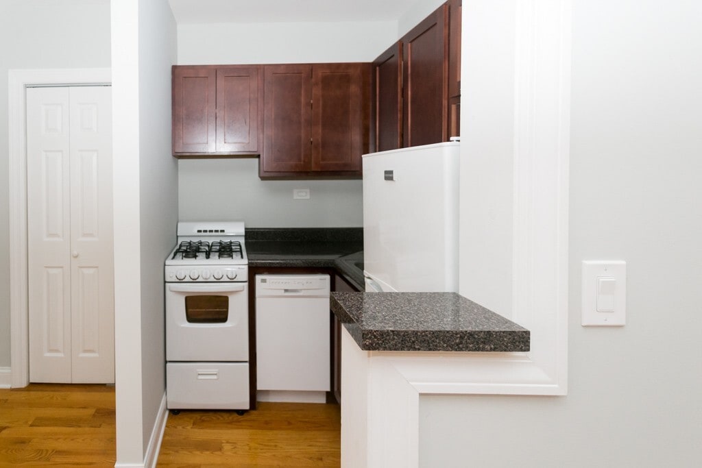 Building Photo - 823 W Wolfram St