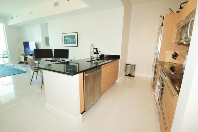 Building Photo - 950 Brickell Bay Dr