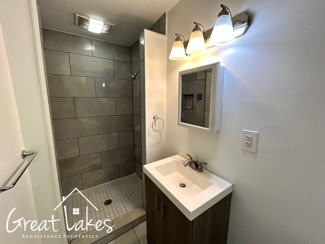 Building Photo - Lovely 4 Bedroom 2 Bathroom now available ...