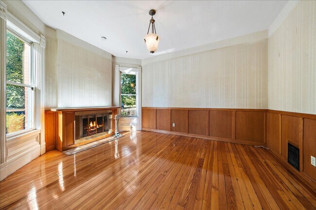 Building Photo - Beautiful 3 Bedroom Victorian Home, With B...