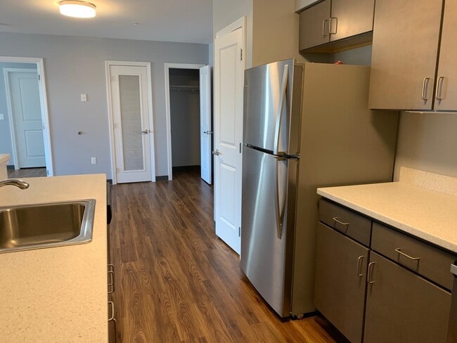 Building Photo - 10 E Ridge Dr