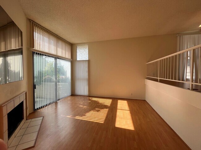 Building Photo - Northridge 3+2.5 in gated community w/pool...
