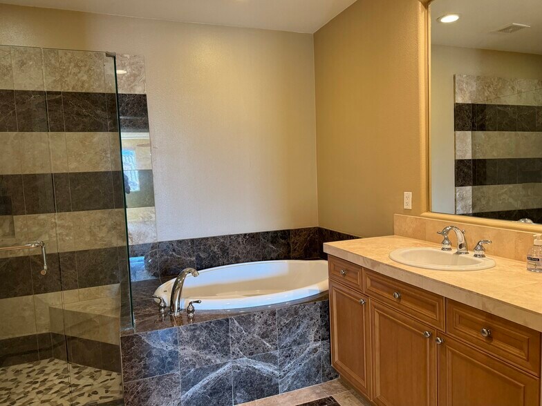 Primary Bath - 4153 Via Mattina