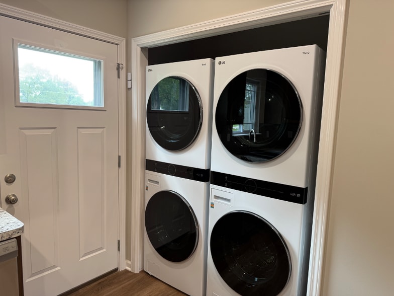 Building Photo - 842 E 8th St