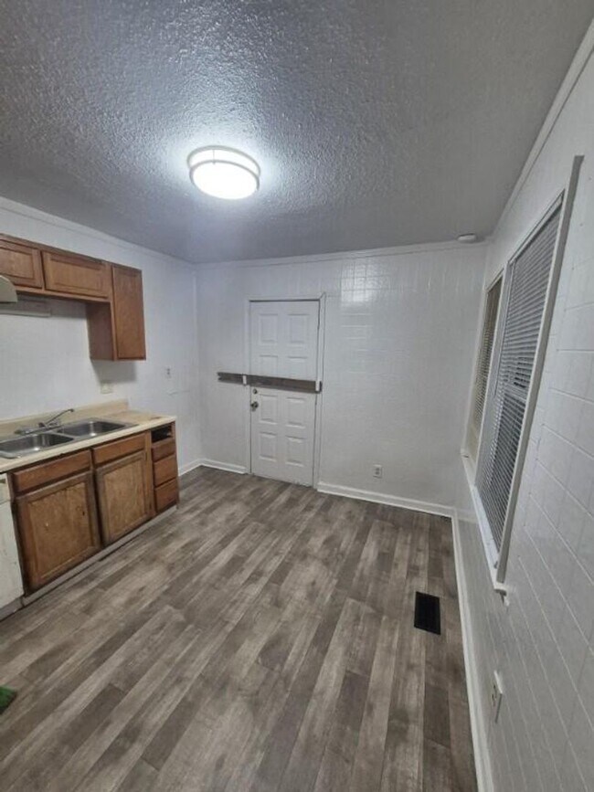 Building Photo - COZY CUTE & FRESHLY RENEWED 3 B.R. HOUSE!!