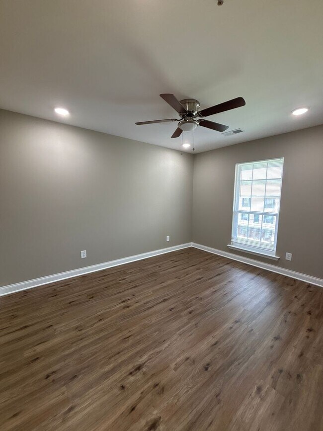 Building Photo - Move in Special 1/2 OFF 1 month's rent!
