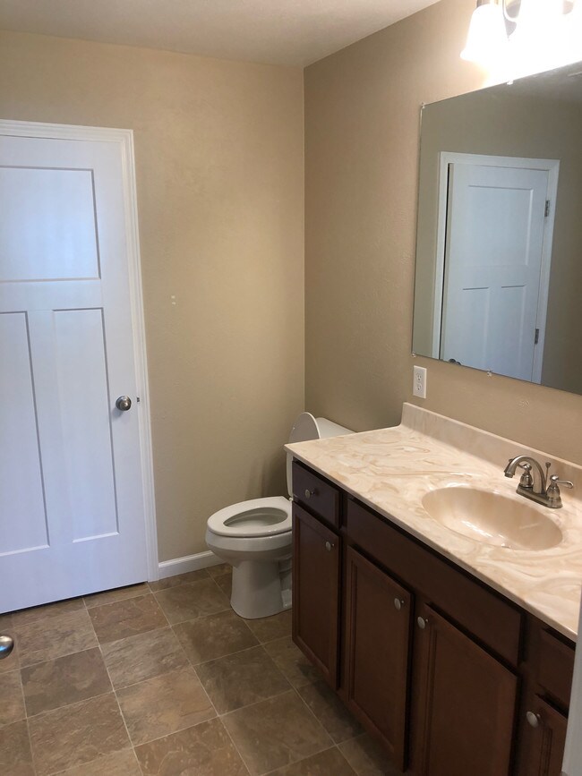 Building Photo - 2508 Fairway Dr
