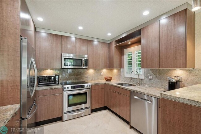 Building Photo - 2625 NW 5th Ave