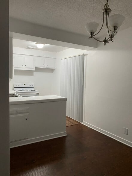 Building Photo - 20880 Ventura Blvd