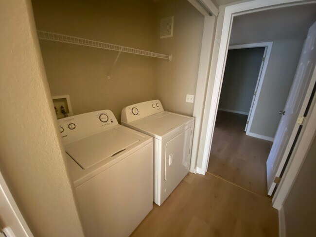 Building Photo - Nice 2 bedroom Condo right on the border o...