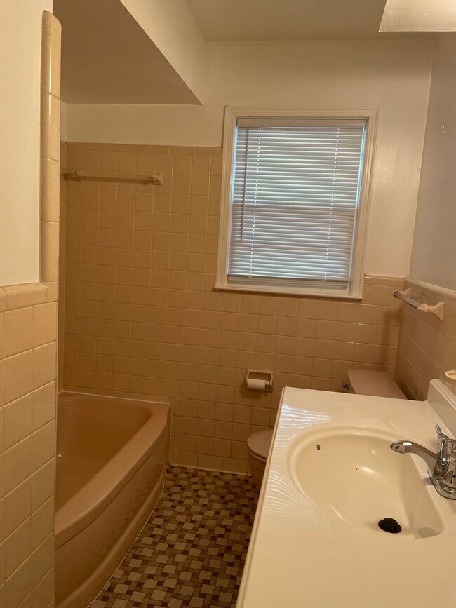 Building Photo - 688 Joryne Dr