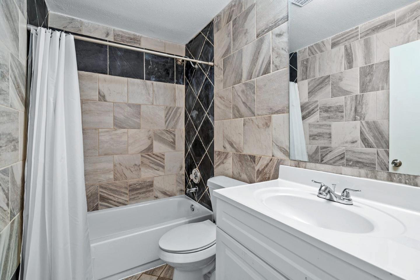 Building Photo - 8128 Heritage Pl Dr