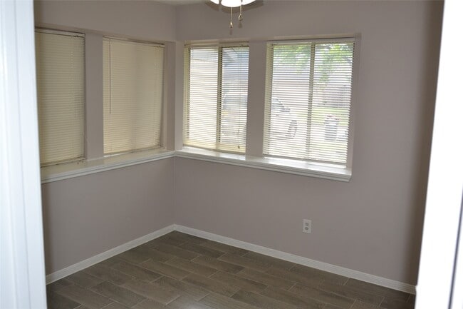 Building Photo - 21327 Park Run Dr