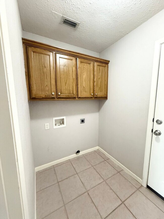 Building Photo - 801 Hickory St