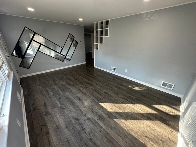 Building Photo - 565 Hunter Ave